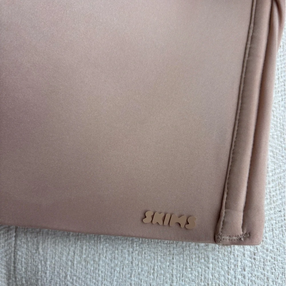 SKIMS Wireless Form Strapless Bra in Mica - Seamless Tan Bandeau